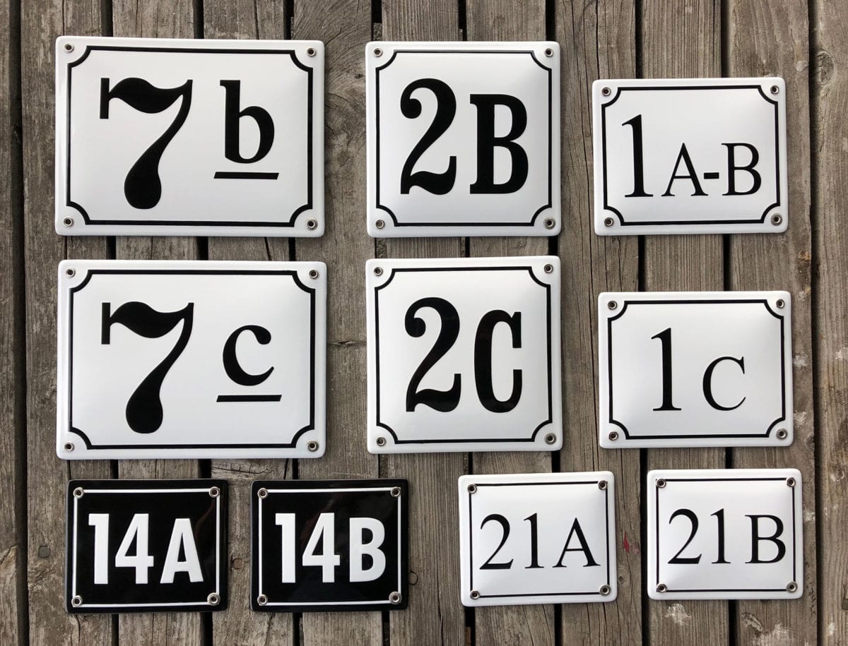 Olika utformningar på husnummerskyltar med siffra och bokstav.